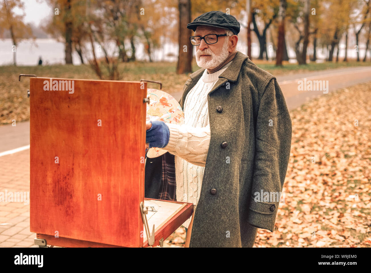 Elderly man painting hi-res stock photography and images - Alamy