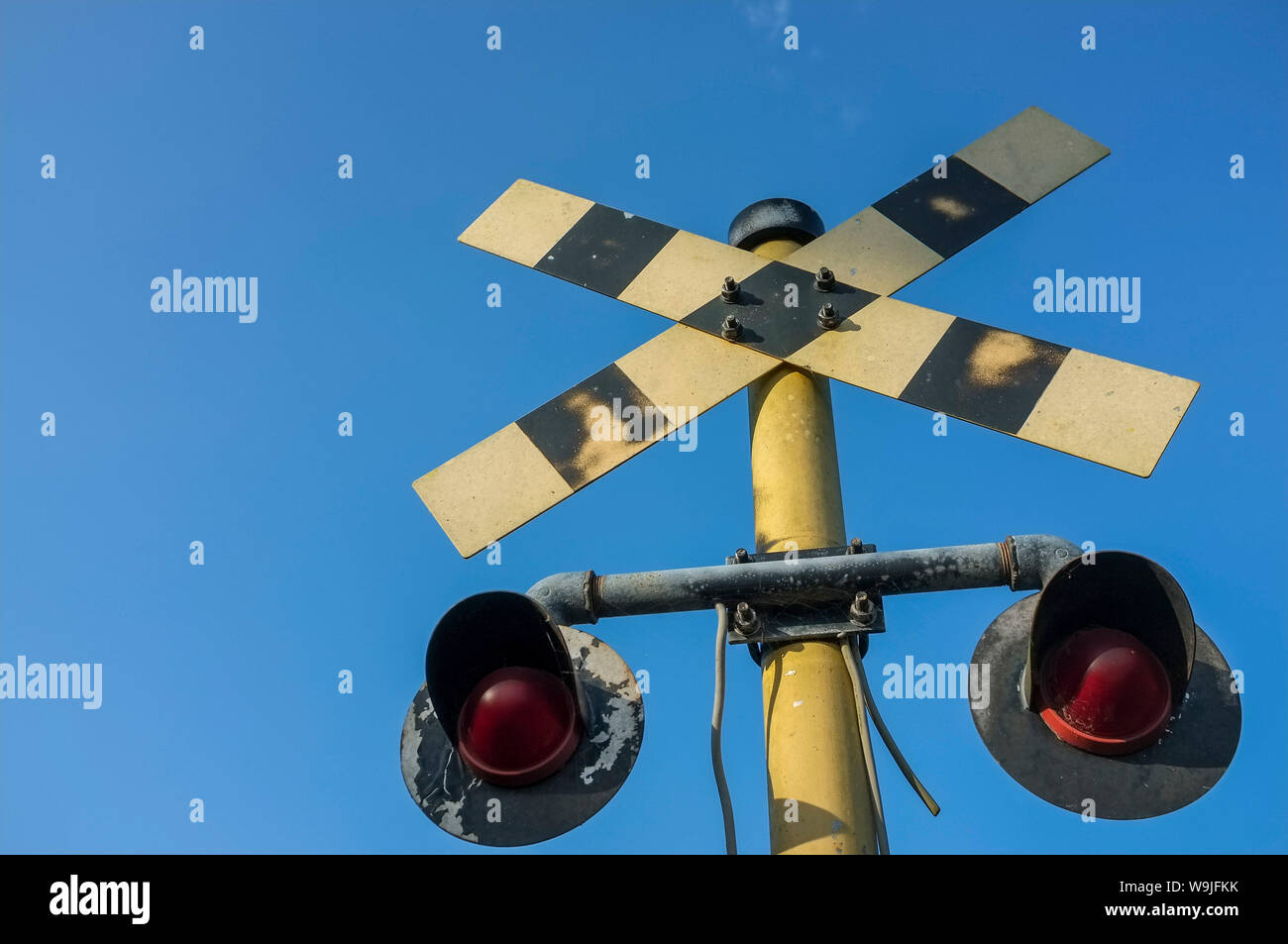 Railroad Crossing Warning Lights High Resolution Stock Photography And Images Alamy Railroad Crossing Warning Lights High Resolution Stock Photography And Images Alamy