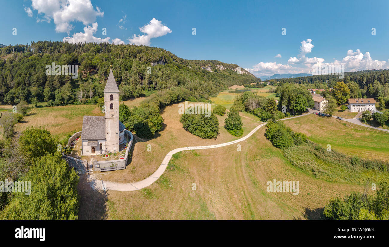Chiesa di Maria Ausiliatrice,  Fennberger See,  Lago di Favogna, Margreid an der Weinstraße - Magré Sulla Strada del Vino,   , Südtirol - Alto Adige, Stock Photo