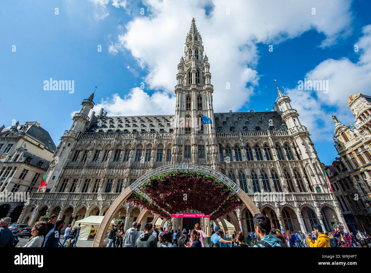 Brussels, North Brabant, Belgium. 14th Aug, 2019. An exterior view of the city hall decorated with a flower arch composed of 500 fuchsias during the event.Flower time is a biennial initiative that was launched in 2013 by the City of Brussels and the ASBL (non-profit organization) Tapis de Fleurs de Bruxelles. Under the theme 'A World of Floral Emotions', more than 30 top florists from 13 countries decorated the magnificent rooms of Brussels City Hall, a Unesco masterpiece of Gothic architecture. Brussels' famous Grand Place hosted for the occasion a stunning flower arch composed of 500 fuc Stock Photo