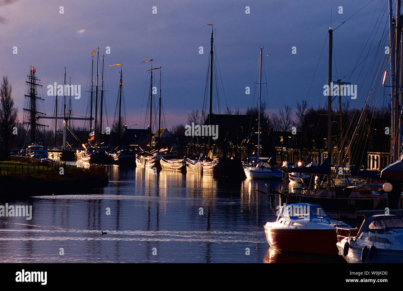 Stavoren, Hafen, Schiffe. Segelschiffe, Lichtstimmung, Provinz Friesland, Niederlande, 30070959 Stock Photo