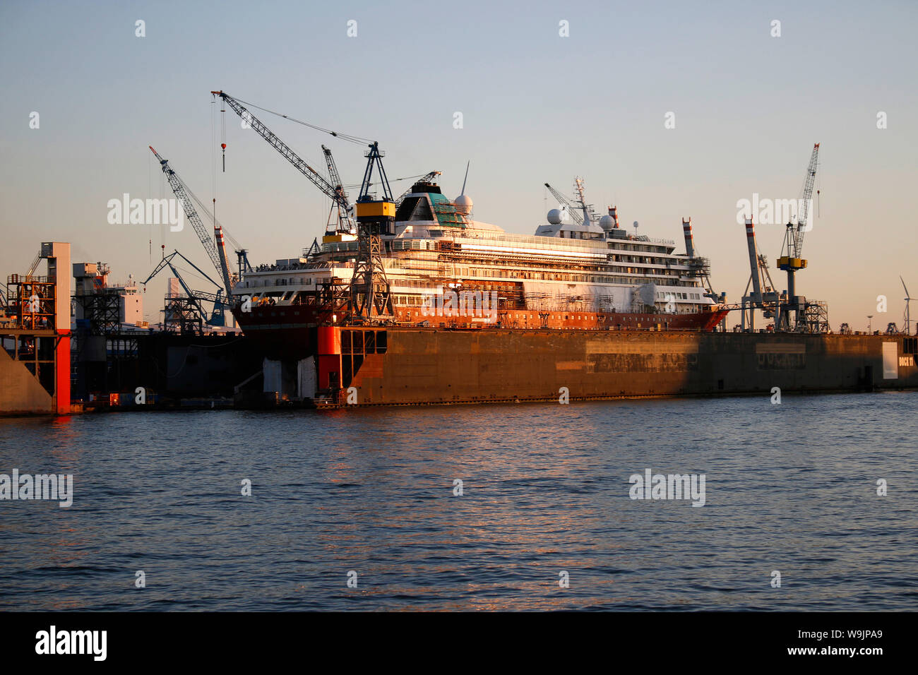 Schiff auf Trockendock, Containerhafen, Hamburg (nur fuer redaktionelle Verwendung. Keine Werbung. Referenzdatenbank: http://www.360-berlin.de. © Jens Stock Photo