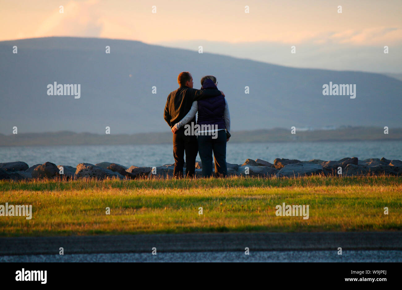 Paar, Sonnenuntergang, Reykjavik, Island. Stock Photo