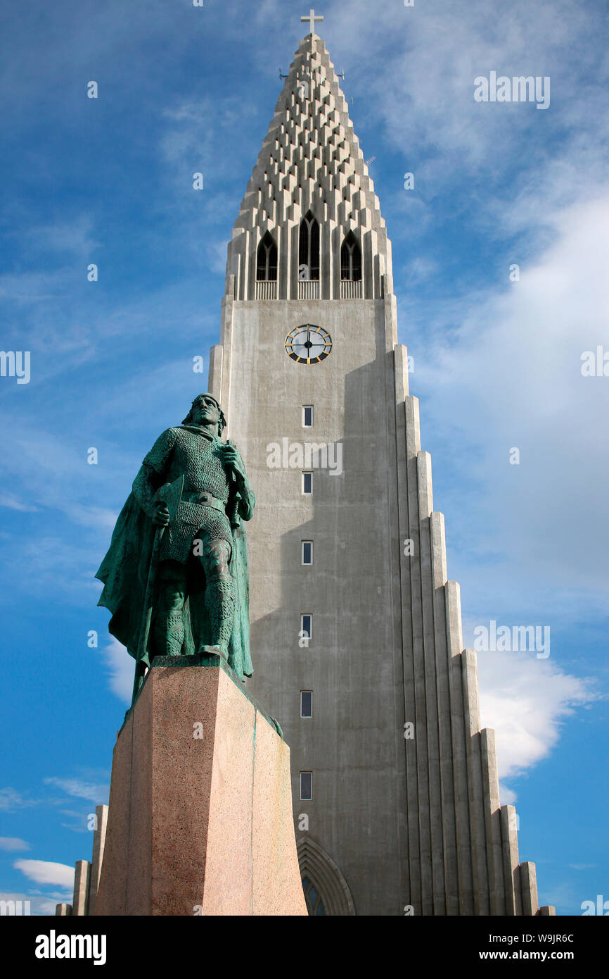 Denkmal/ Skulptur fuer Leifur der Gluecklichen, Hallgrimskirkja (Hallgrimskirche), Reykjavik, Island. Stock Photo