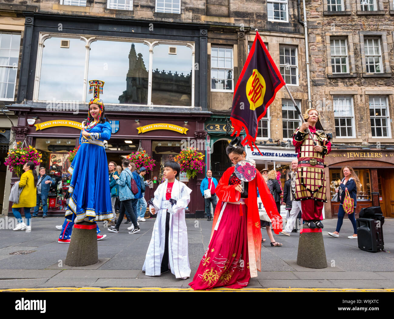 Royal Mile, Edinburgh, Scotland, UK, 14 August 2019. Edinburgh Festival Fringe: Festival goers watch performers from a show called Tang, which features classical Chinese elements such as costumes, operas and dances Stock Photo