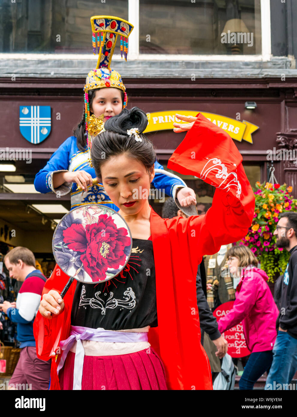 Royal Mile, Edinburgh, Scotland, UK, 14 August 2019. Edinburgh Festival Fringe: Festival goers watch performers from a show called Tang, which features classical Chinese elements such as costumes, operas and dances Stock Photo