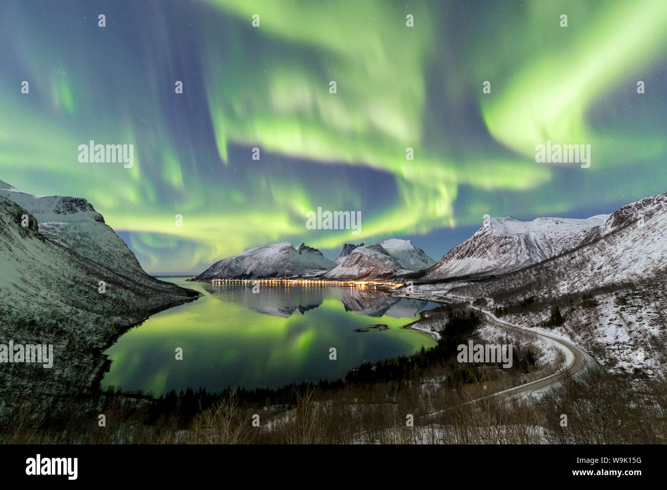 Northern lights (aurora borealis) and stars light up the snowy peaks  reflected in the cold sea, Bergsbotn, Senja, Troms, Norway, Scandinavia,  Europe Stock Photo - Alamy