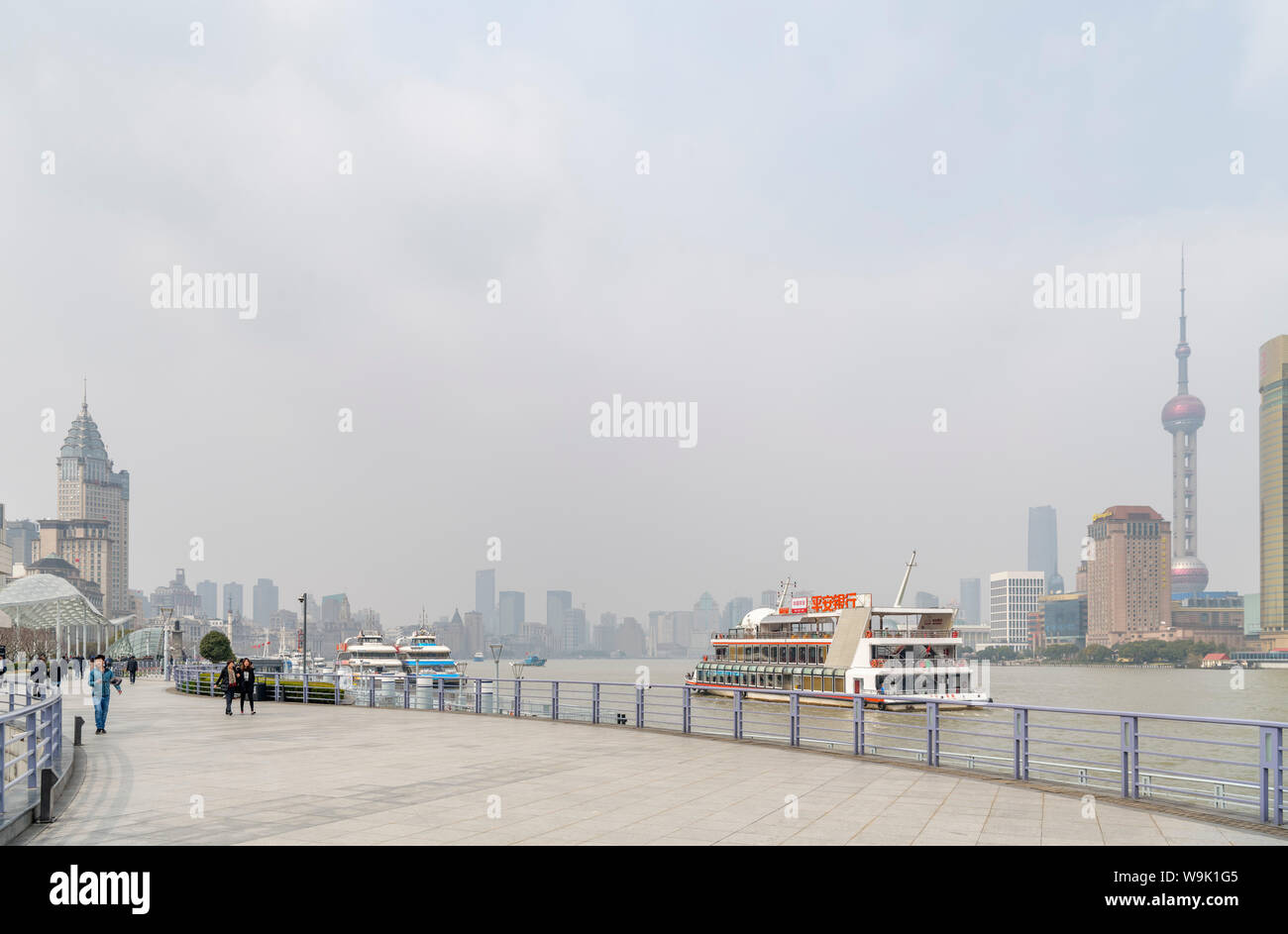 The Bund (Waitan) with cruise boats on the Huangpu River and Pudong skyline behind, Shanghai, China Stock Photo