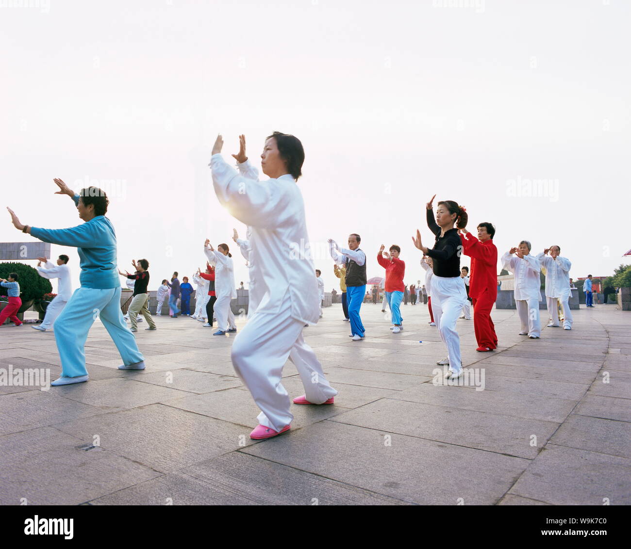 Early morning t'ai chi exercises in Huangpu Park on the Bund, Shanghai, China, Asia Stock Photo