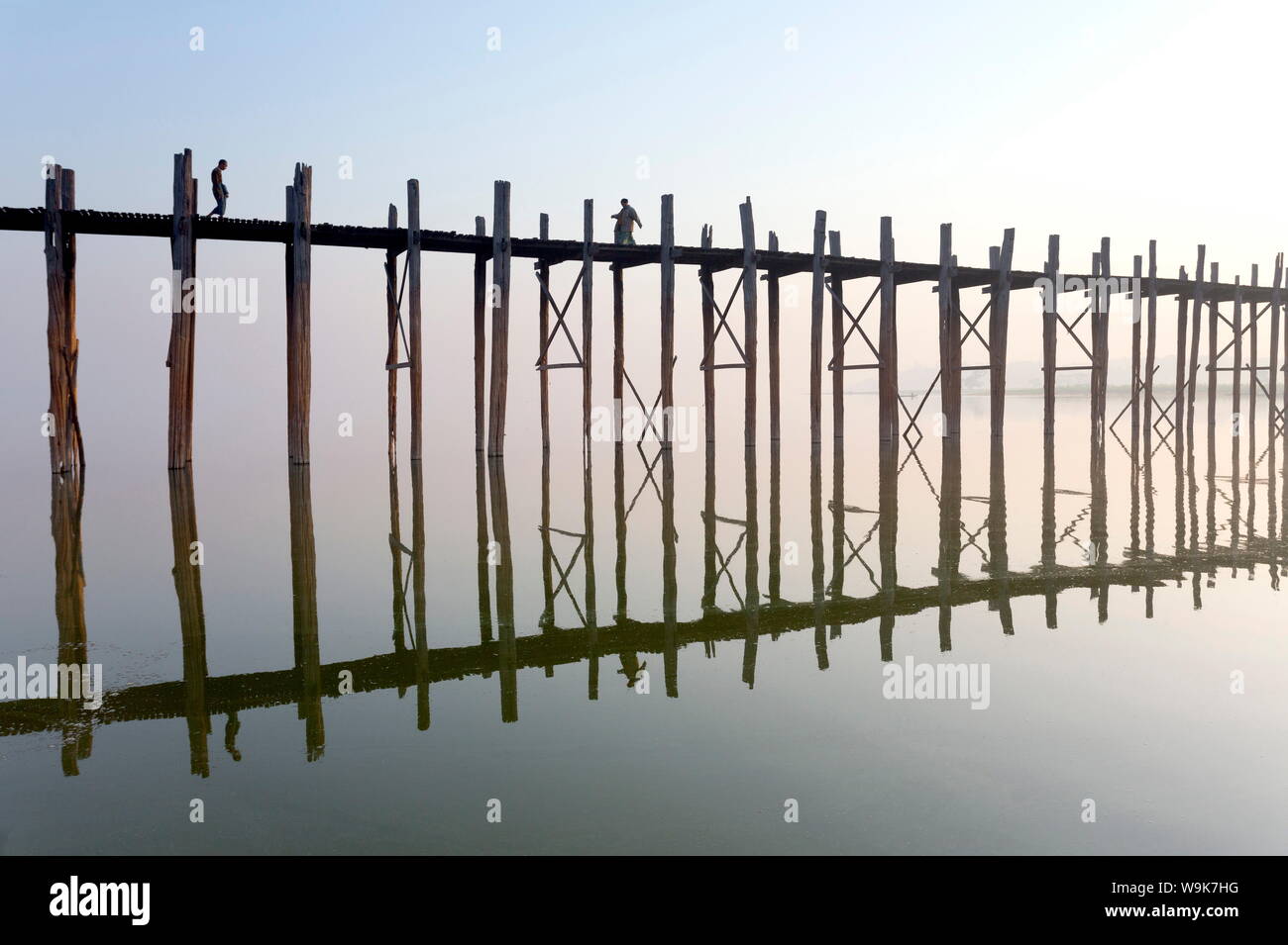 Dawn view of the famous U Bein teak bridge crossing Taungthaman Lake ...