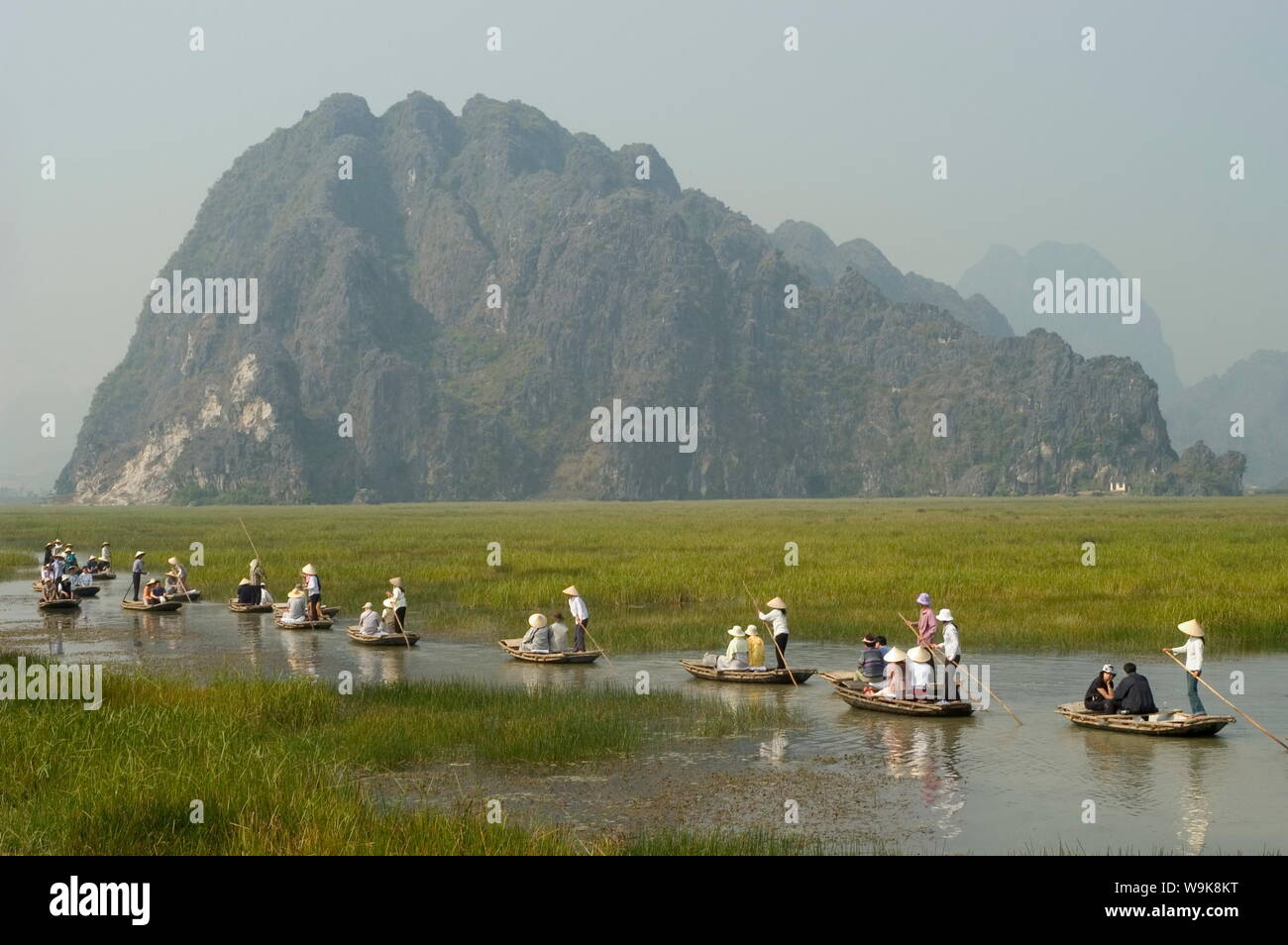 Punting boats on delta river, limestone mountain scenery, Van Long, Ninh Binh, south of Hanoi, North Vietnam, Southeast Asia, Asia Stock Photo