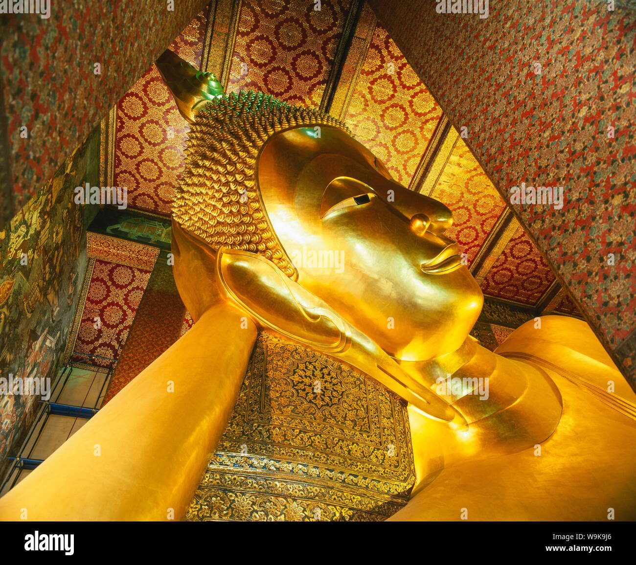 Reclining Golden Buddha in Wat Pho temple (Wat Phra Chetuphon), Bangkok ...