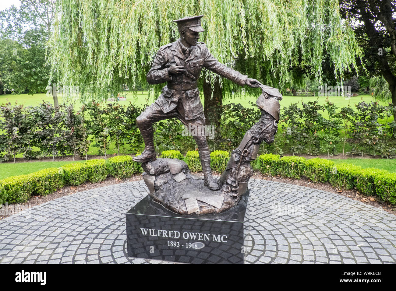 Oswestry,a,market,town,in,Shropshire,border,of, Wales,England,GB,UK,birthplace,of,First World War, poet,Wilfred Owen,statue,sculpture,Cae Glas Park, Stock Photo