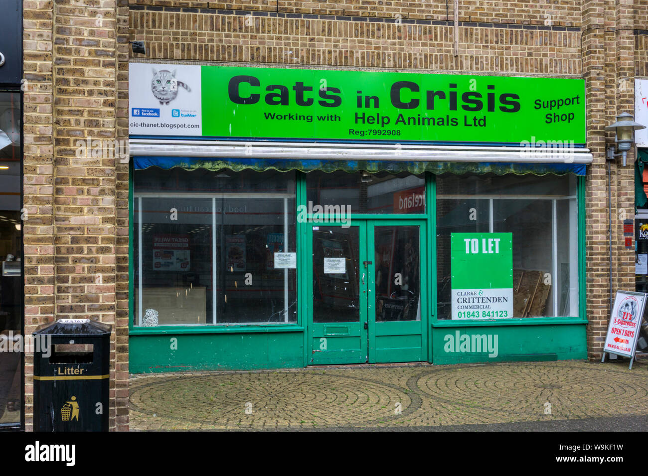 Closed Cats In Crisis charity shop in the College Square Shopping Centre in Margate, Kent.  Now To Let. Stock Photo