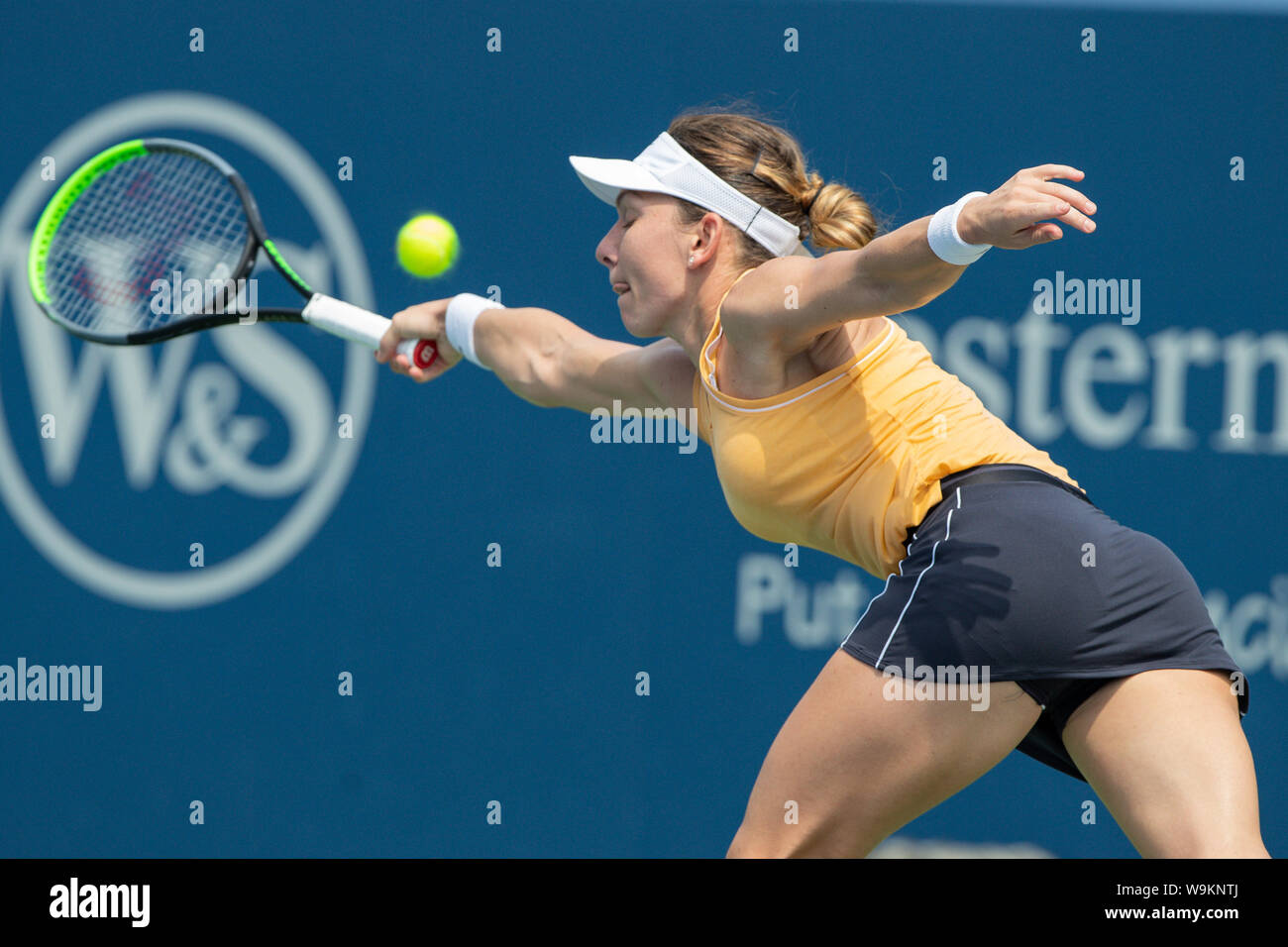 Mason, Ohio, USA. 14th Aug, 2019. Simona Halep (ROU) is unable to reach a serve during Wednesday's round of the Western and Southern Open at the Lindner Family Tennis Center, Mason, Oh. Credit: Scott Stuart/ZUMA Wire/Alamy Live News Stock Photo