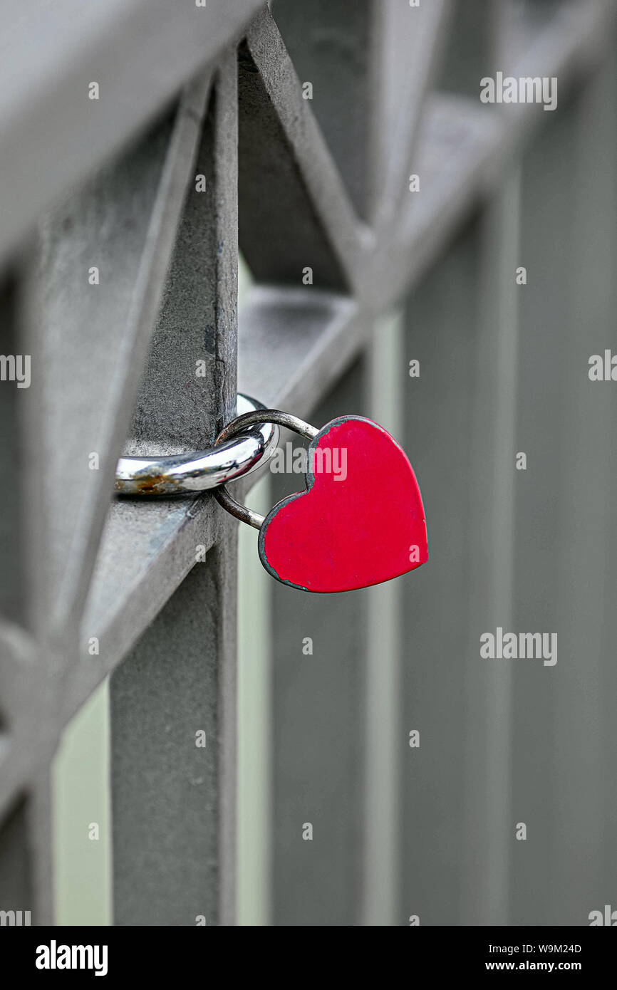 heart shaped safety lock at the bridge railing Stock Photo - Alamy