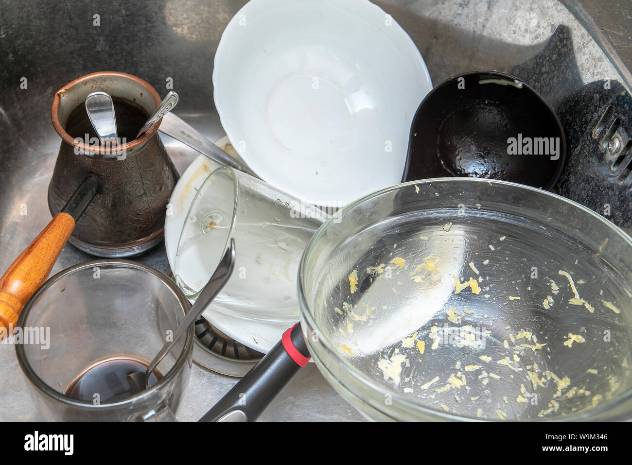 Dirty metal bowl hi-res stock photography and images - Alamy