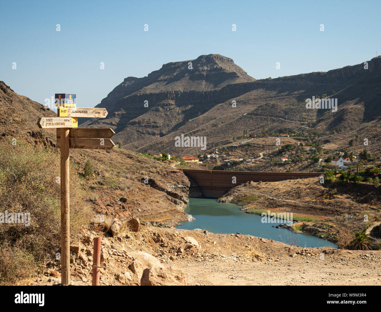 Directional sign post overlooking Ayaguares reservoir and village, Gran Canaria, Spain Stock Photo