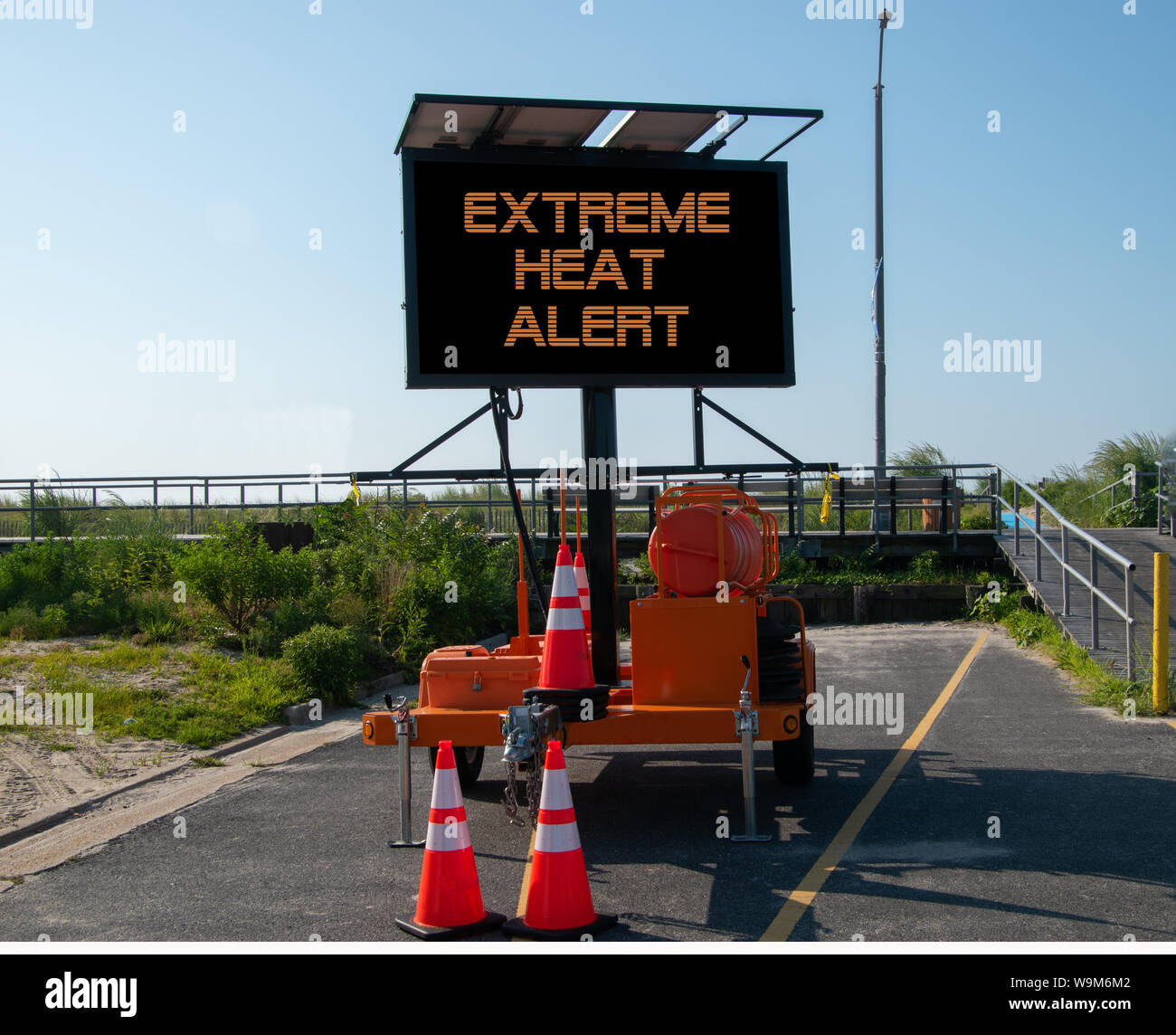 Electronic Mobile Sign That Says Excessive Heat Alert The Sign Is On A Deserted Street By The Entrance To The Boardwalk By The Beach Stock Photo Alamy