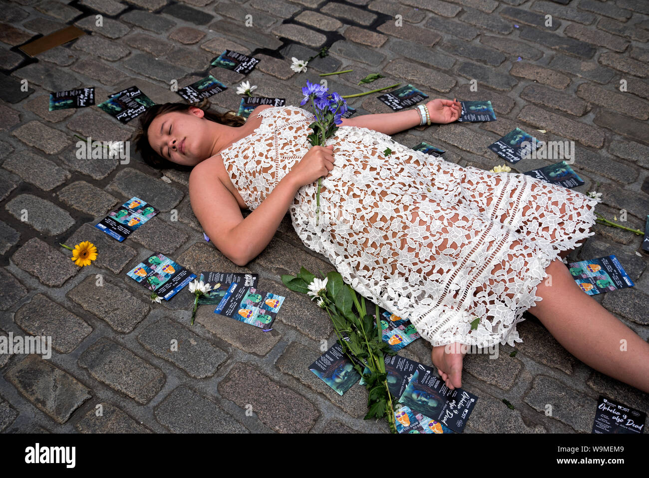 Member of Sightline Productions promoting 'Ophelia is Also Dead' at the  Edinburgh Fringe Festival on the Royal Mile, Edinburgh, Scotland, UK. Stock Photo