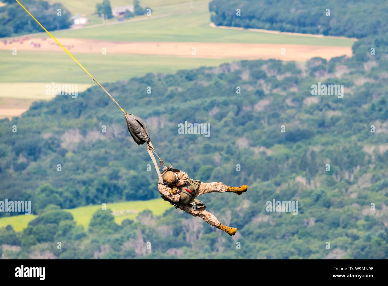 Static line parachute hi-res stock photography and images - Alamy