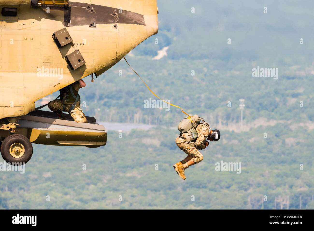 Static line parachuting hi-res stock photography and images - Alamy