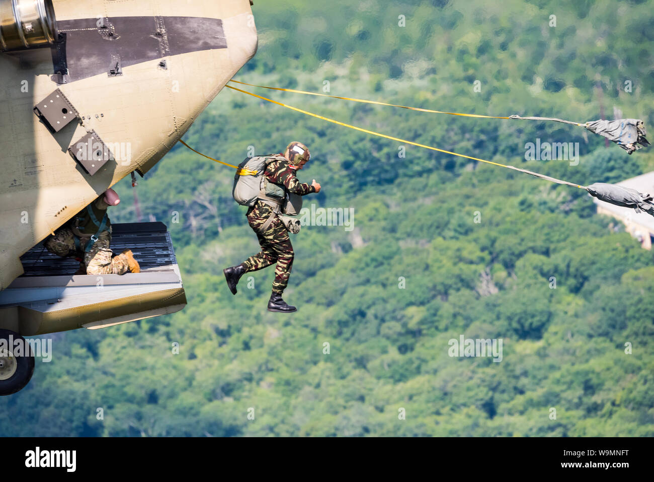 Static line parachute hi-res stock photography and images - Alamy