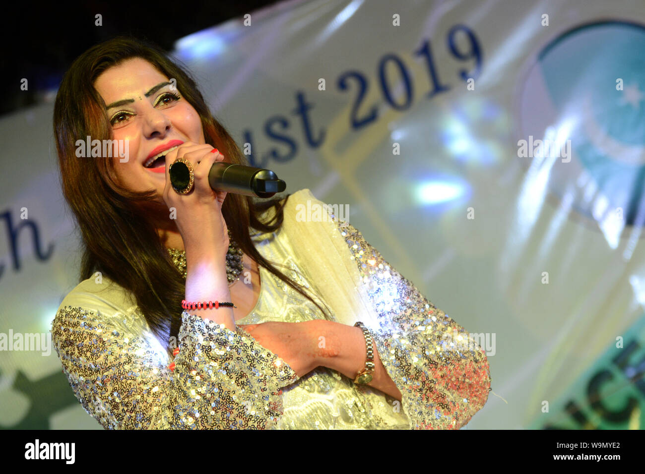 QUETTA, PAKISTAN, Aug 14-2019: famous Pashto singer Sameena Naz performing song during musical event regarding the celebration of Pakistan Independenc Stock Photo