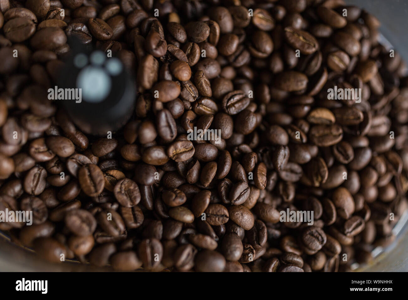 Roasted coffee beans background. Top view Stock Photo - Alamy