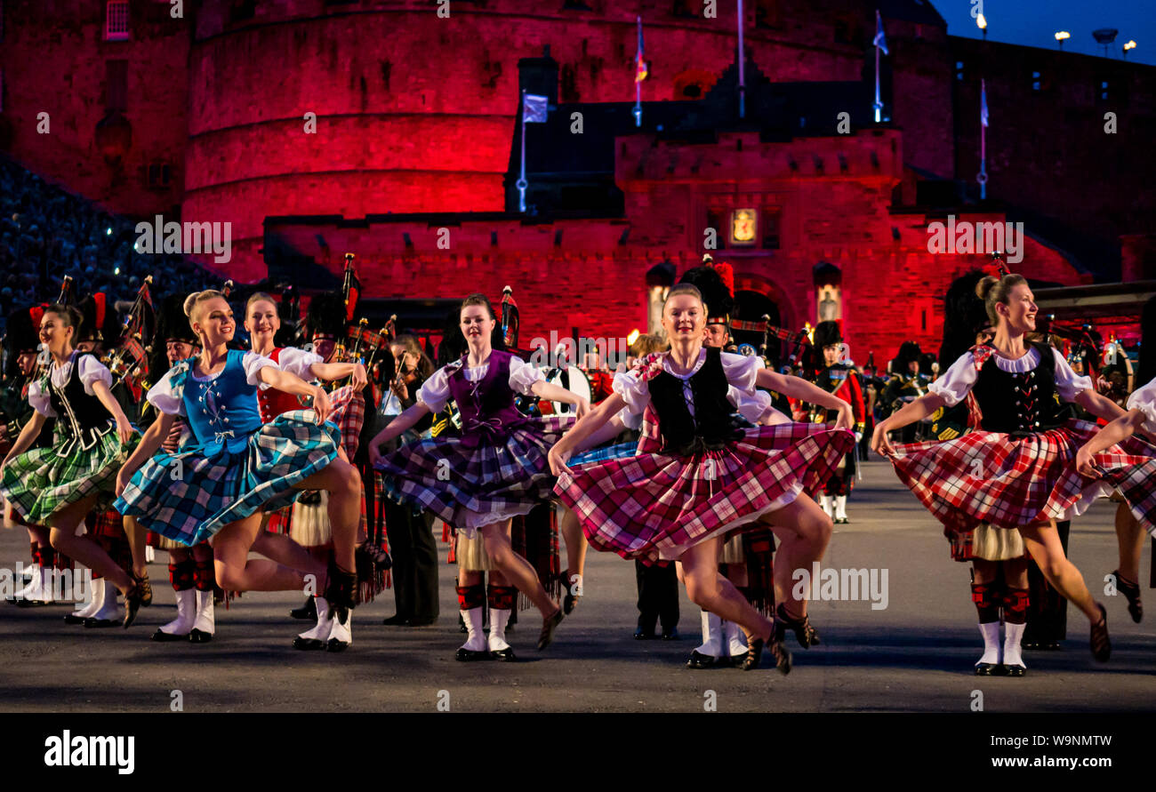 Lễ hội quân sự Hoàng gia...
Chào mừng đến với lễ hội quân sự Hoàng gia Edinburgh - Edinburgh Tattoo. Nơi tập trung của những vòng hoa tuyệt đẹp, âm nhạc đầy bản lĩnh và màn trình diễn sắc nét với đội quân phong cách của Anh. Hãy đến và khám phá ngay hôm nay!