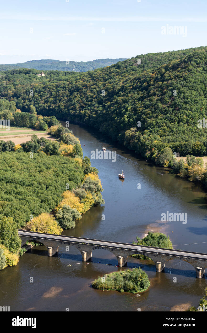 Bridge over the Dordogne River at Castelnaud-la-Chapelle Stock Photo