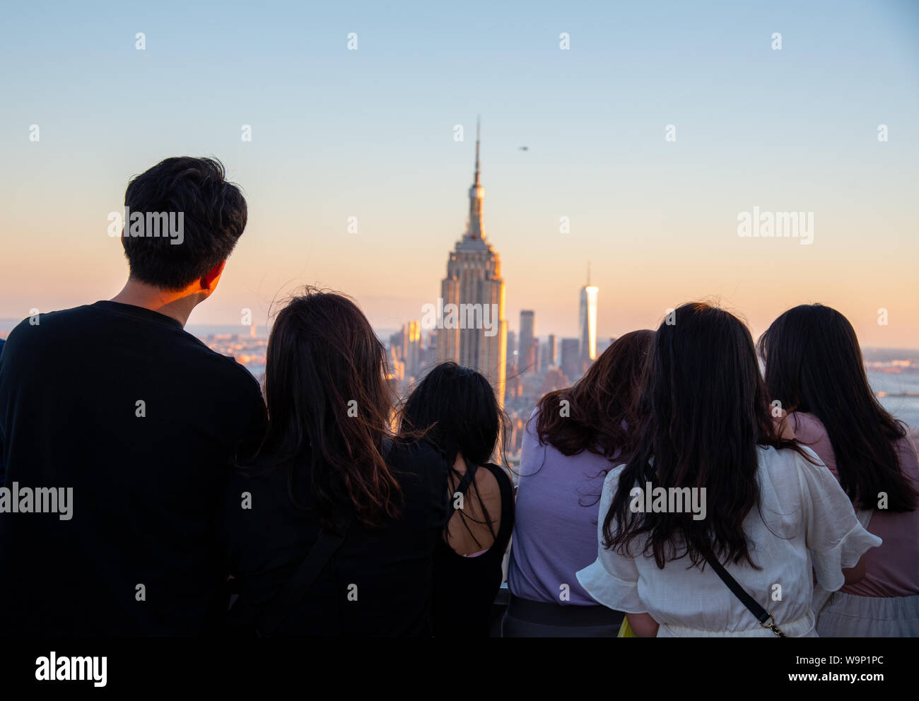 tourists-looking-at-the-empire-state-one-of-the-most-iconic-buildings