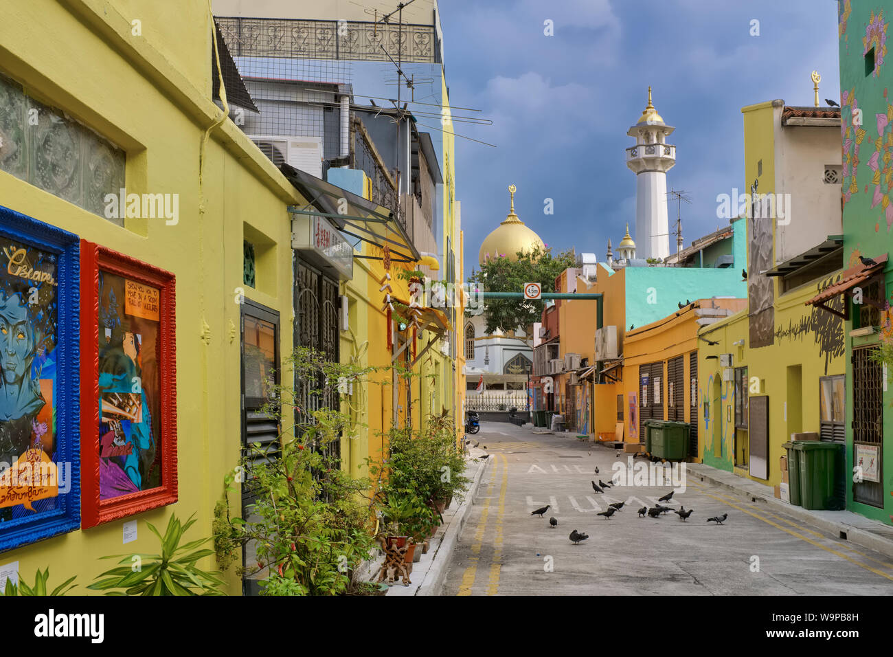Wall paintings in a back lane in Malay heritage area Kampong Glam, now a  'hip', 'bohemian' area, with the landmark Sultan Mosque in the b/g;  Singapore Stock Photo - Alamy, image size:1300x956
