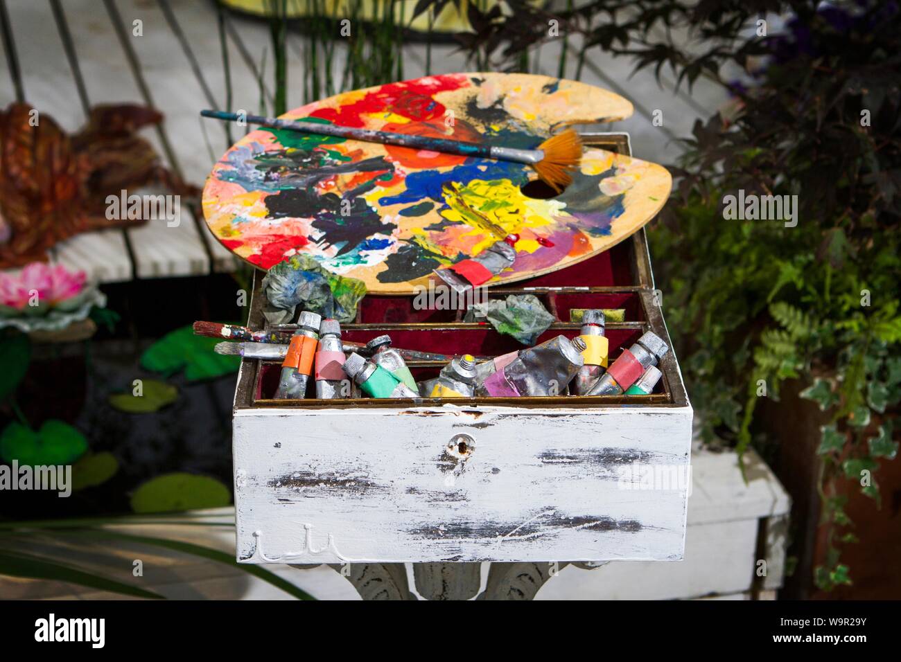 Artist palette, brush, tubes of paint and old vintage draw at Southport Flower Show, UK Stock Photo