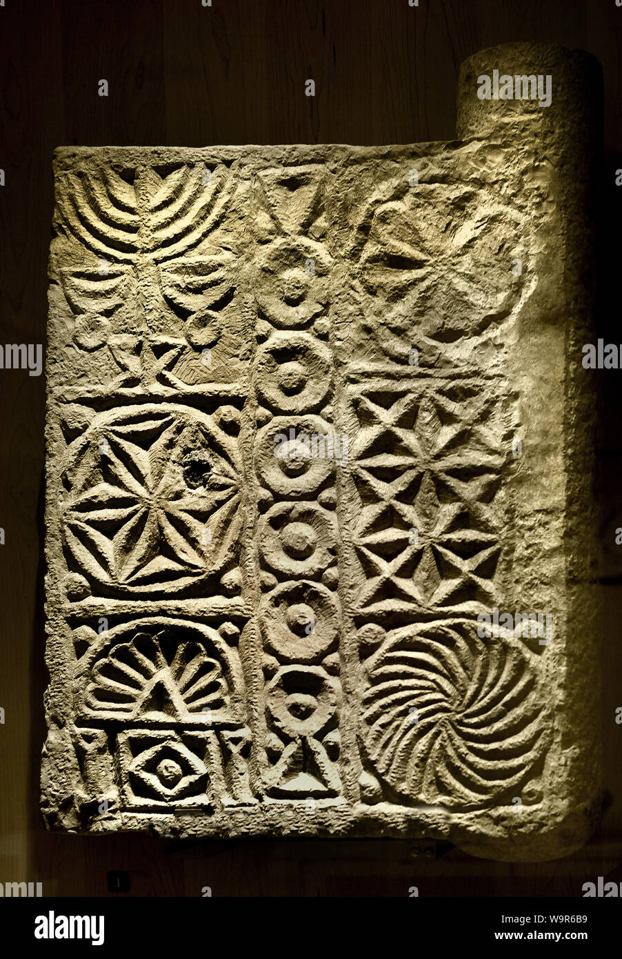Tomb door with carved decoration 3rd-4th century AD AD Kefr Yâsif, near Saint-Jean-d'Acre (Israel) Limestone. (The decoration of this door is characteristic of the iconography present in the Jewish tombs of Palestine) Stock Photo