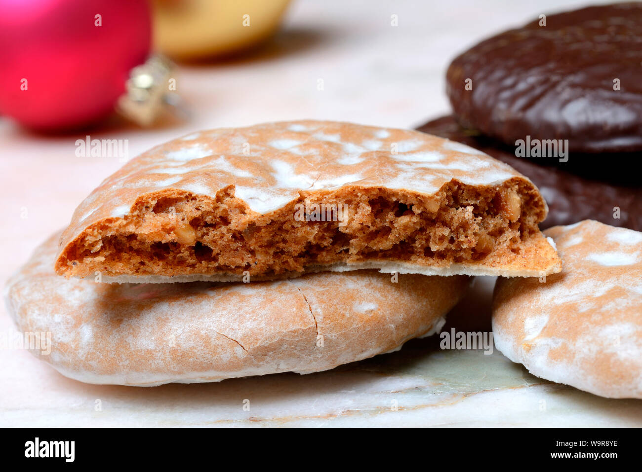 Oblaten-Lebkuchen, Oblatenlebkuchen, halbiert, angebrochen, Nuernberger Lebkuchen, glasiert Stock Photo