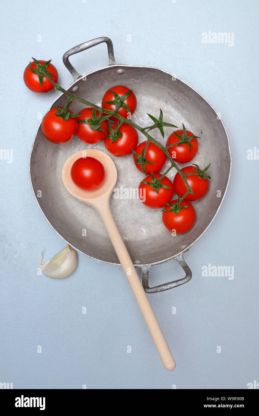 Tomaten in Schale, Cherry-Tomaten, Kirschtomaten, Rispen-Tomaten, Solanum lycopersicum, Knoblauch, Knoblauchzehe Stock Photo