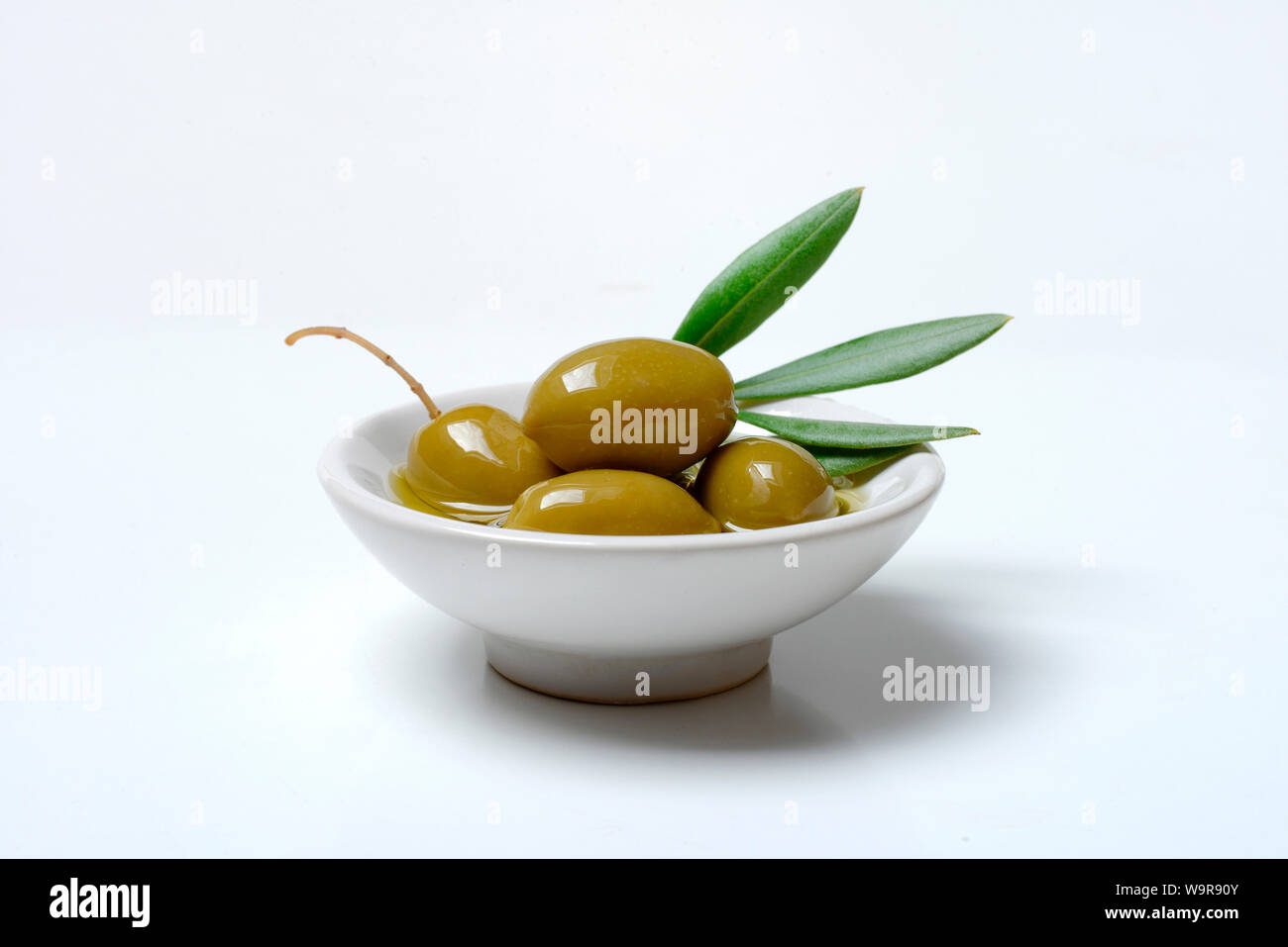 Gruene Olive In Schale Mit Olivenoel, Olea Spec., Chalkidiki-Oliven,  Griechenland Stock Photo - Alamy