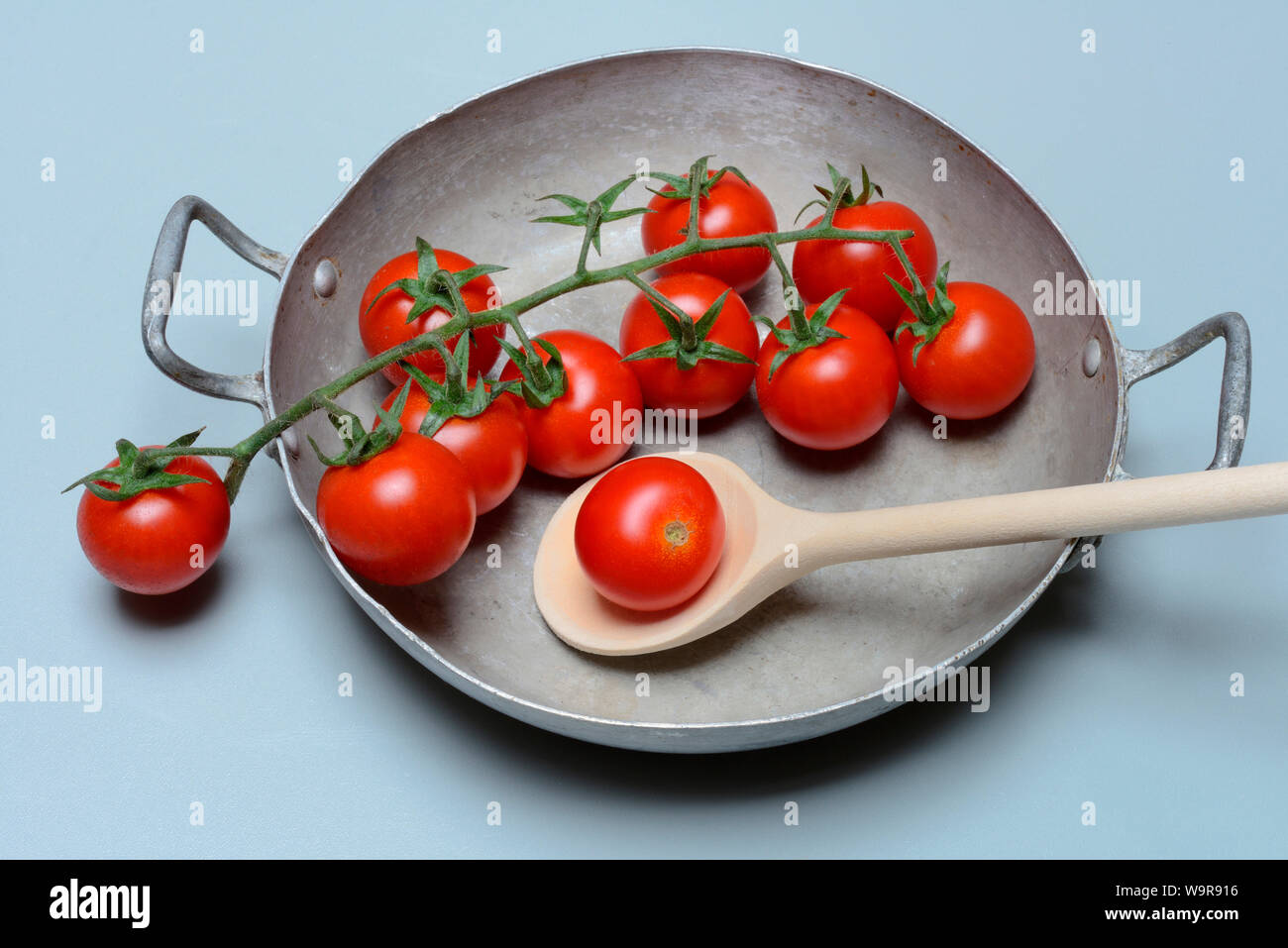 Tomaten in Schale, Cherry-Tomaten, Kirschtomaten, Rispen-Tomaten, Tomaten am Zweig, Solanum lycopersicum Stock Photo