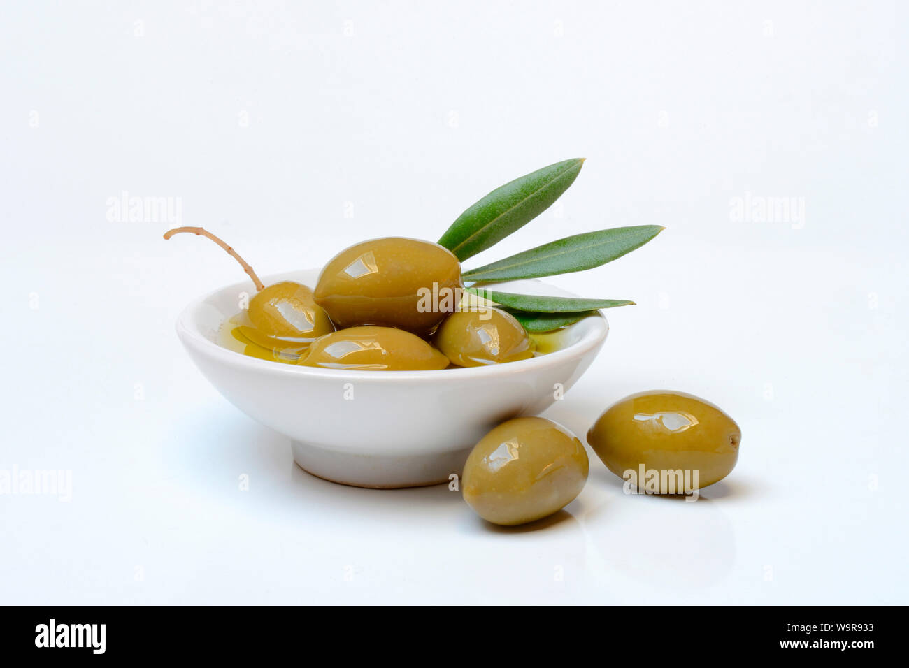 gruene Oliven in Schale, Olea spec., Chalkidiki-Oliven, Griechenland, mediterran, mediterrane Ernaehrung Stock Photo