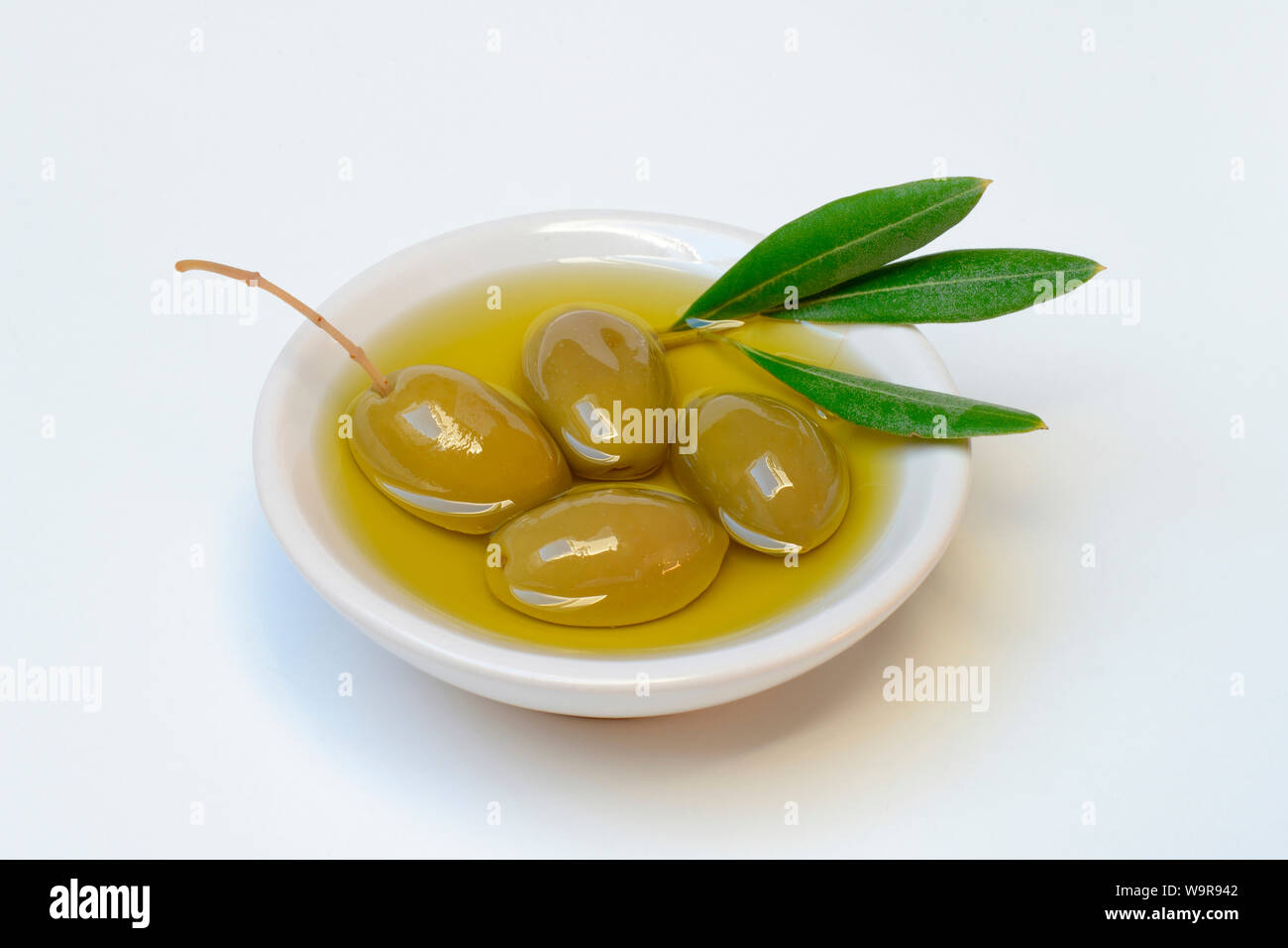 gruene Oliven in Schale, Olea spec., Chalkidiki-Oliven, Griechenland, mediterran, mediterrane Ernaehrung Stock Photo