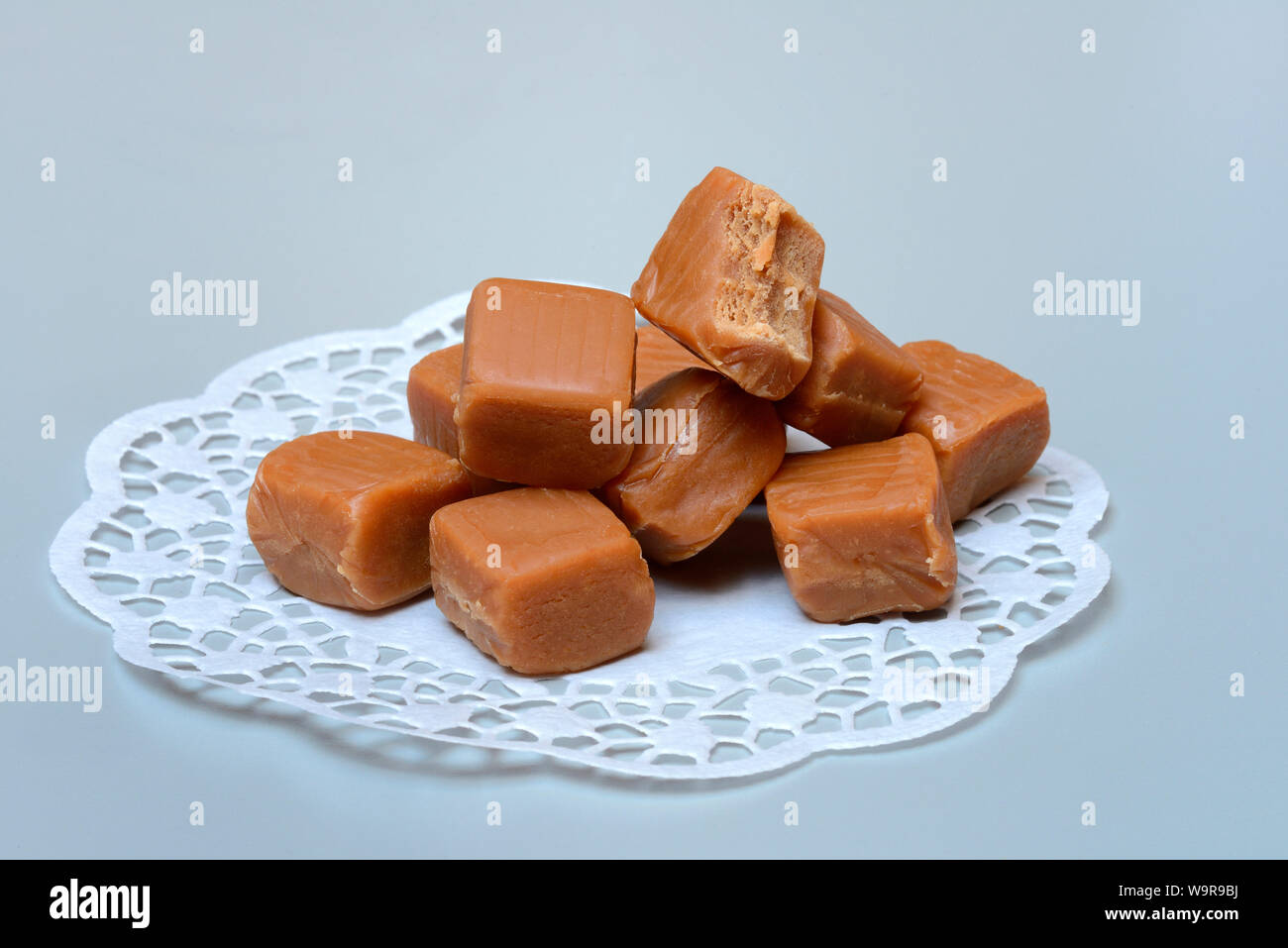 Englische Fudges, Fudge, Karamell-Konfekt, Weichkaramell, Bonbon, angebissen, Caramelbonbon, Caramel Stock Photo