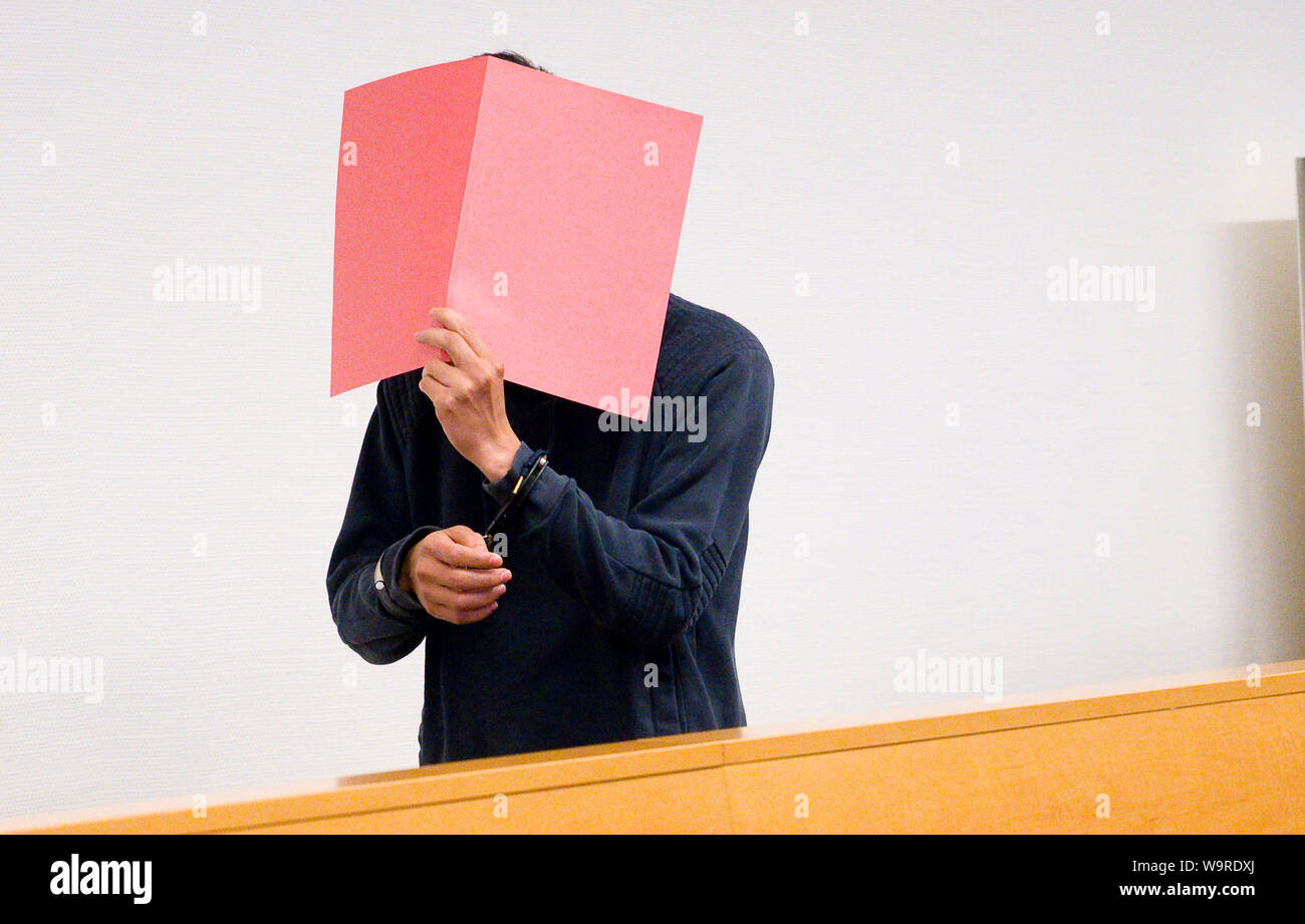 Hanover, Germany. 15th Aug, 2019. One of the two defendants comes to