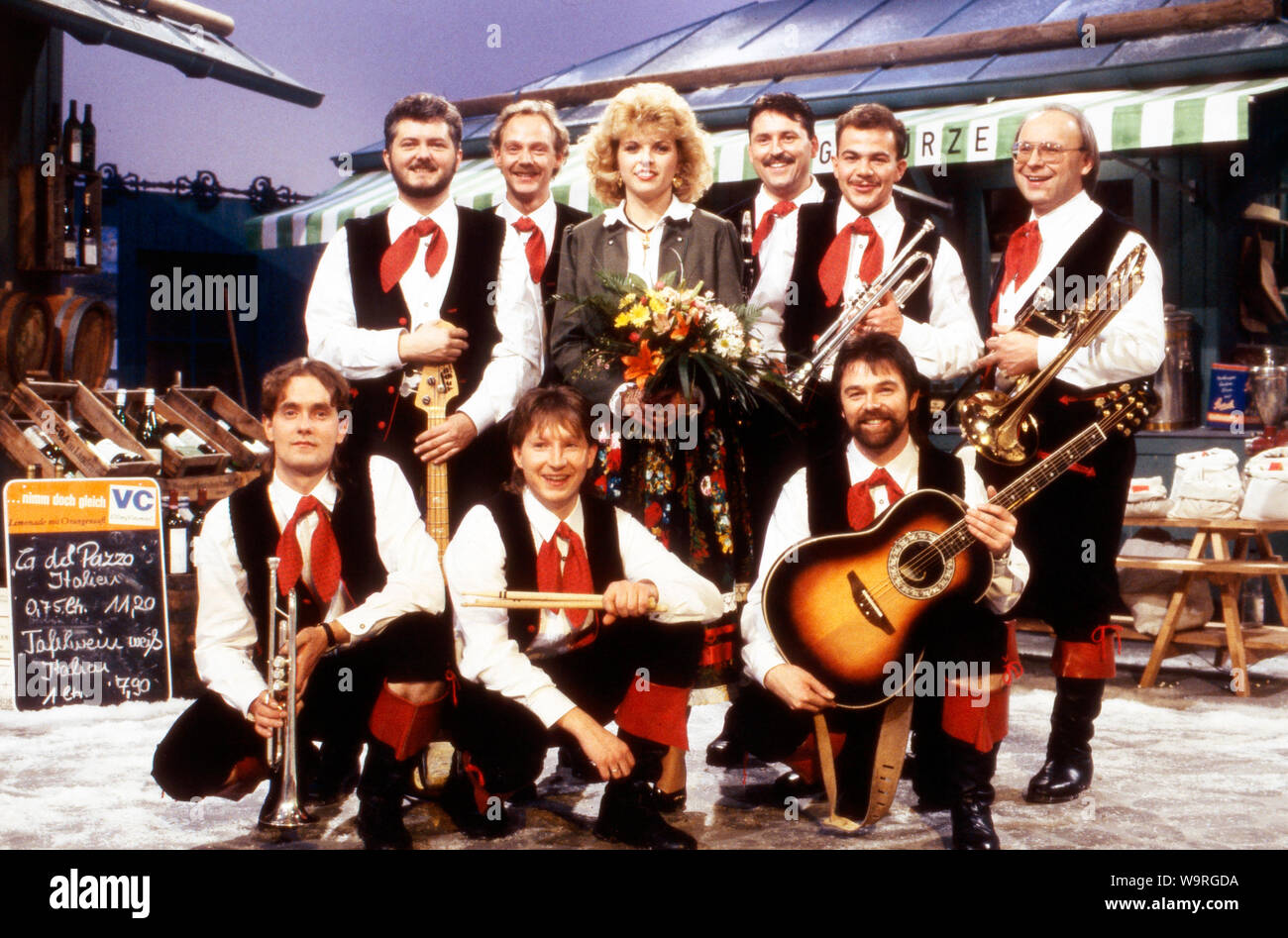 Volksmusikgruppe 'Mainflösser' bei einem Fernsehauftritt, Deutschland 1990er Jahre. German folk music group 'Mainfloesser' at German TV, Germany 1990s. Stock Photo