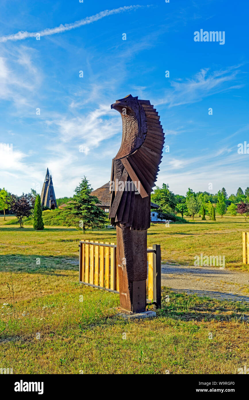Freizeitpark, Holzstatue, Greifvogel Stock Photo