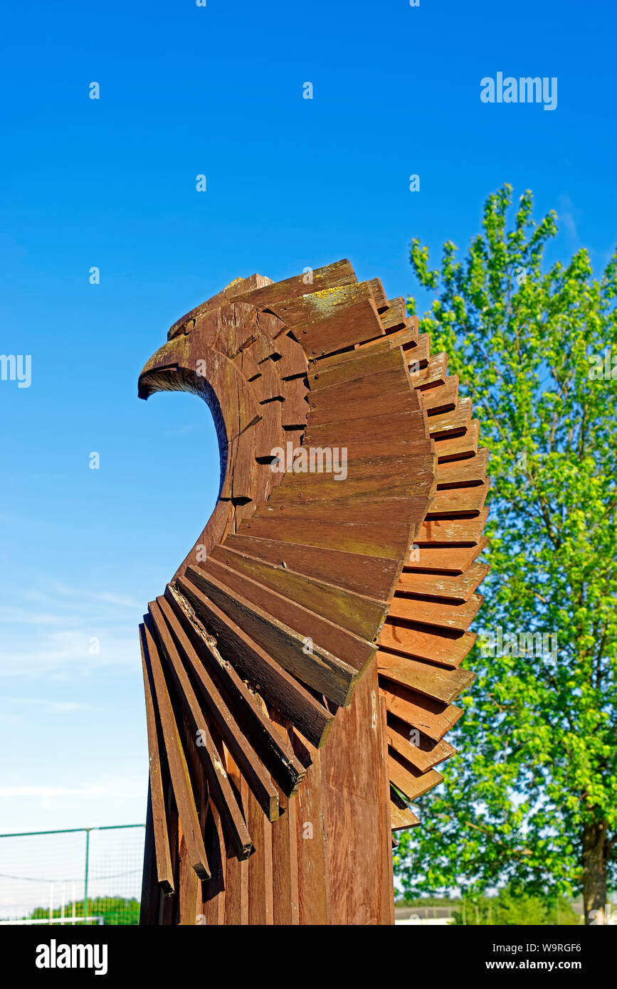 Freizeitpark, Holzstatue, Greifvogel Stock Photo