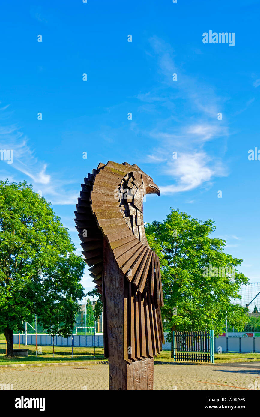 Freizeitpark, Holzstatue, Greifvogel Stock Photo