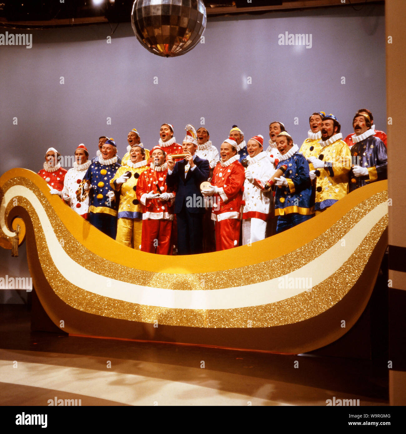 Mainzer Hofsänger, Laienchor in der Fernsehfastnacht in Mainz, Deutschland 1990er Jahre. Men's choir 'Mainzer Hofsaenger' performing at the carnival in Mainz, Germany 1990s. Stock Photo