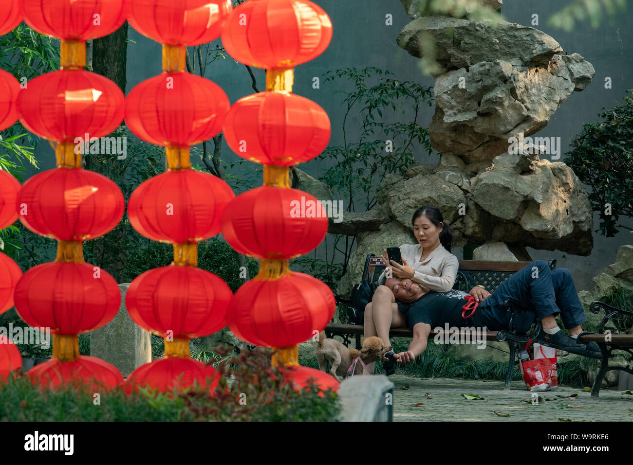 Asia, China, Chinese, Peoples Republic,  Huzhou, Nanxun Old Town, Watertown, couple on park bench *** Local Caption *** Stock Photo