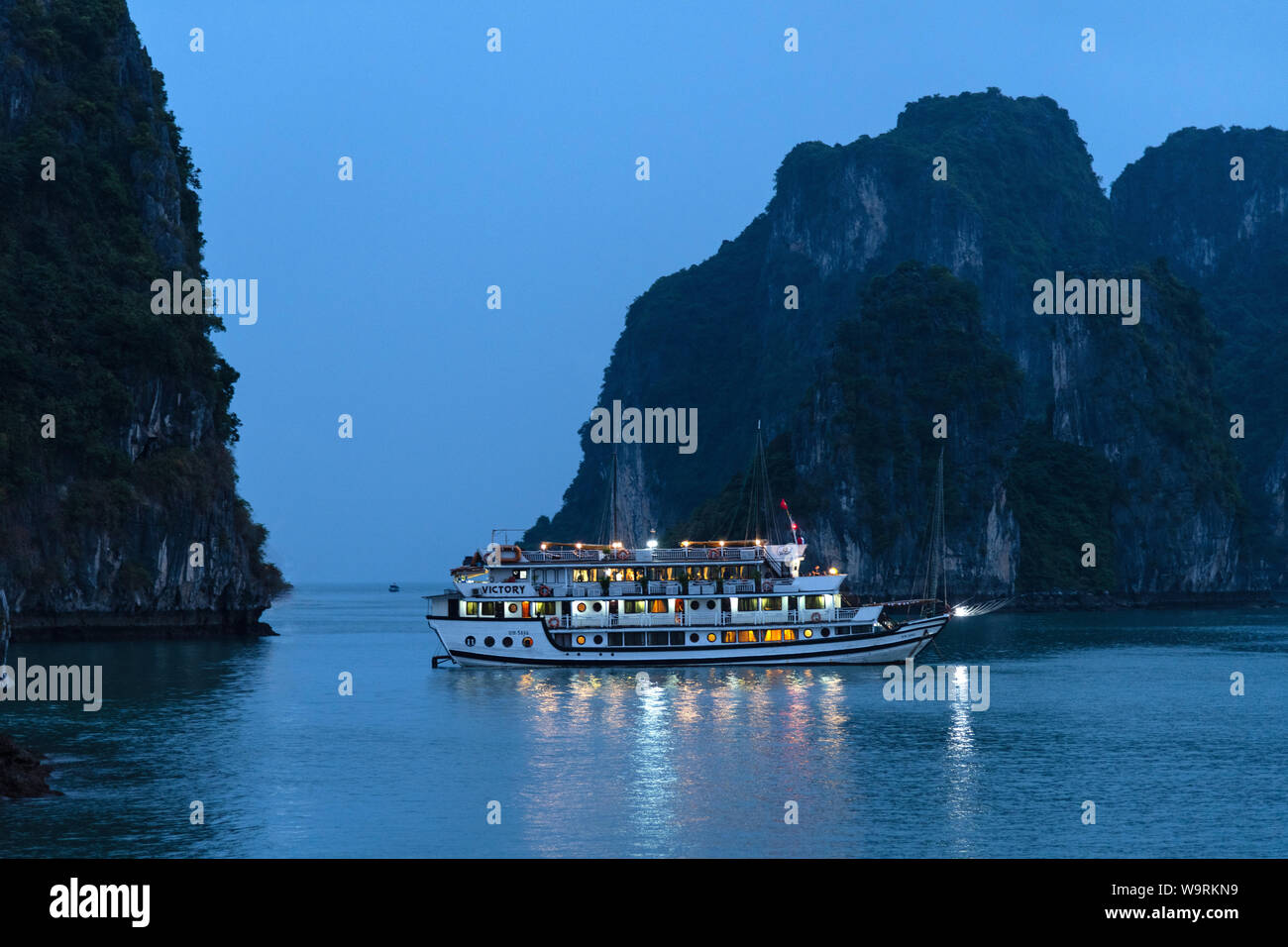 Asia, Asien, Southeast Asia, Vietnam, Quang Ninh Province, Ha Long Bay, Cruise Ship (m) *** Local Caption *** Stock Photo